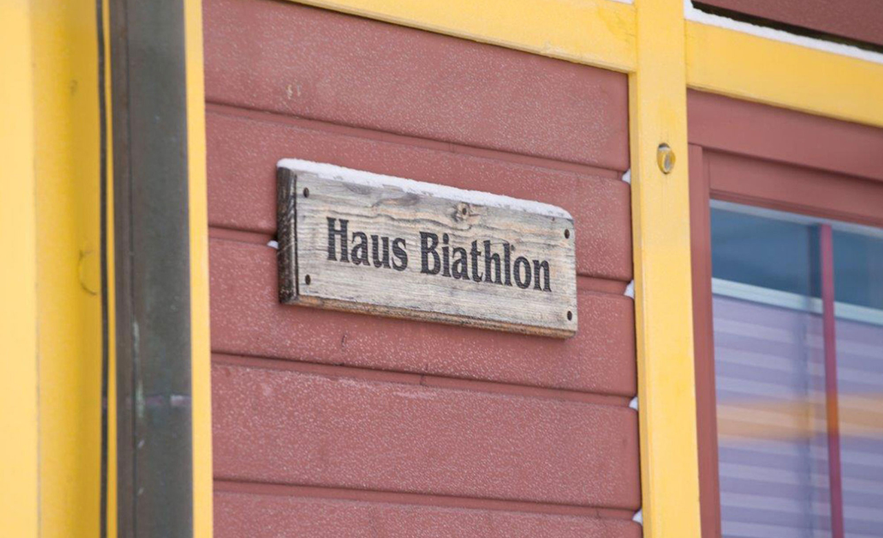 Detailaufnahme vom Schild Haus Biathlon an der Fassade eines Ferienhauses vom Sporthotel Oberhof