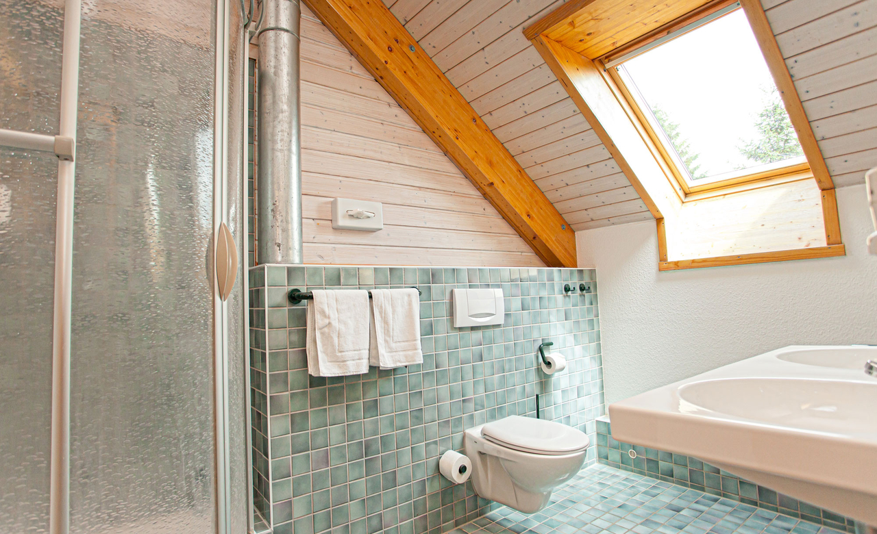 modern gestaltetes Bad mit Dusche, WC und Doppelwaschbecken im Dachgeschoss eines Ferienhauses vom Sporthotel Oberhof